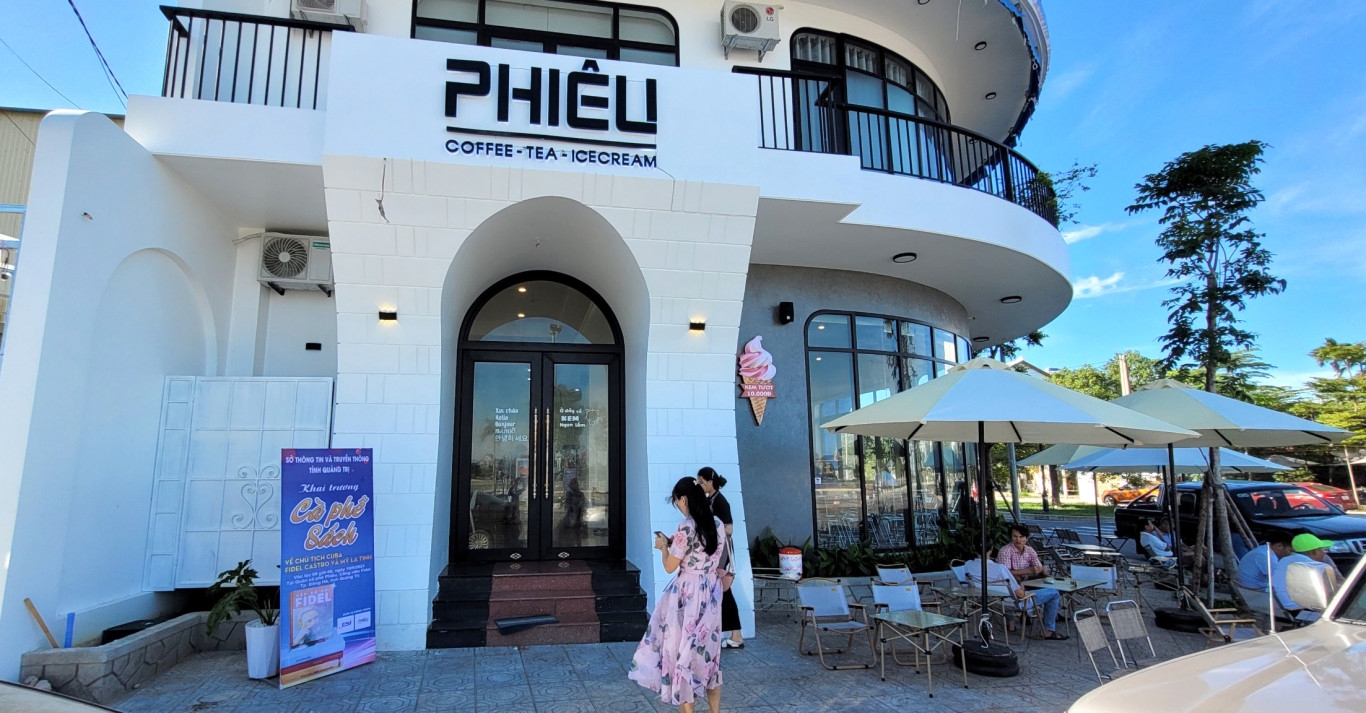 Qu&aacute;n c&agrave; ph&ecirc; Phi&ecirc;u nằm ở lối v&agrave;o c&ocirc;ng vi&ecirc;n Fidel, th&agrave;nh phố Đ&ocirc;ng H&agrave;.